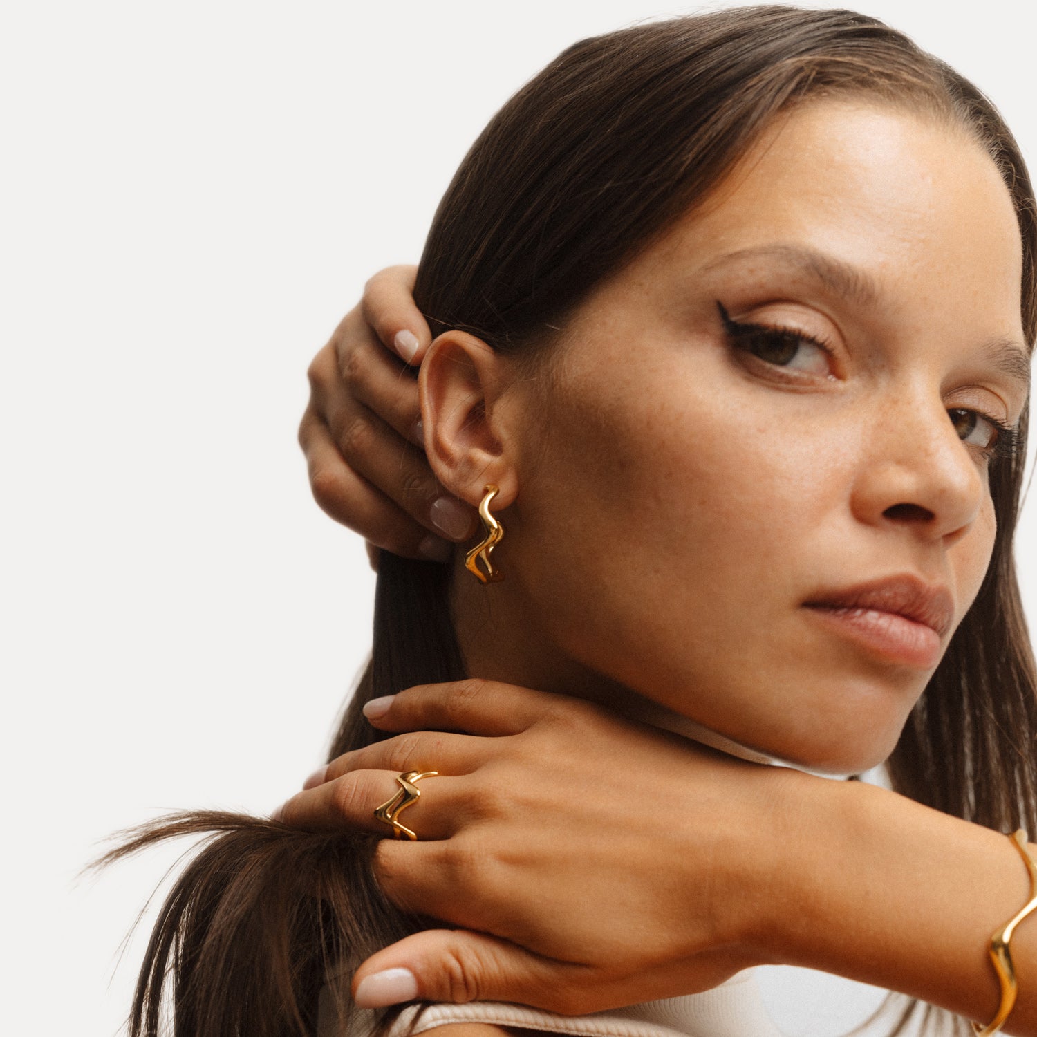 Poise Wave Hoop Earrings Large, recycled 18k Gold Vermeil, styled with gold jewelry - VEYIA Berlin